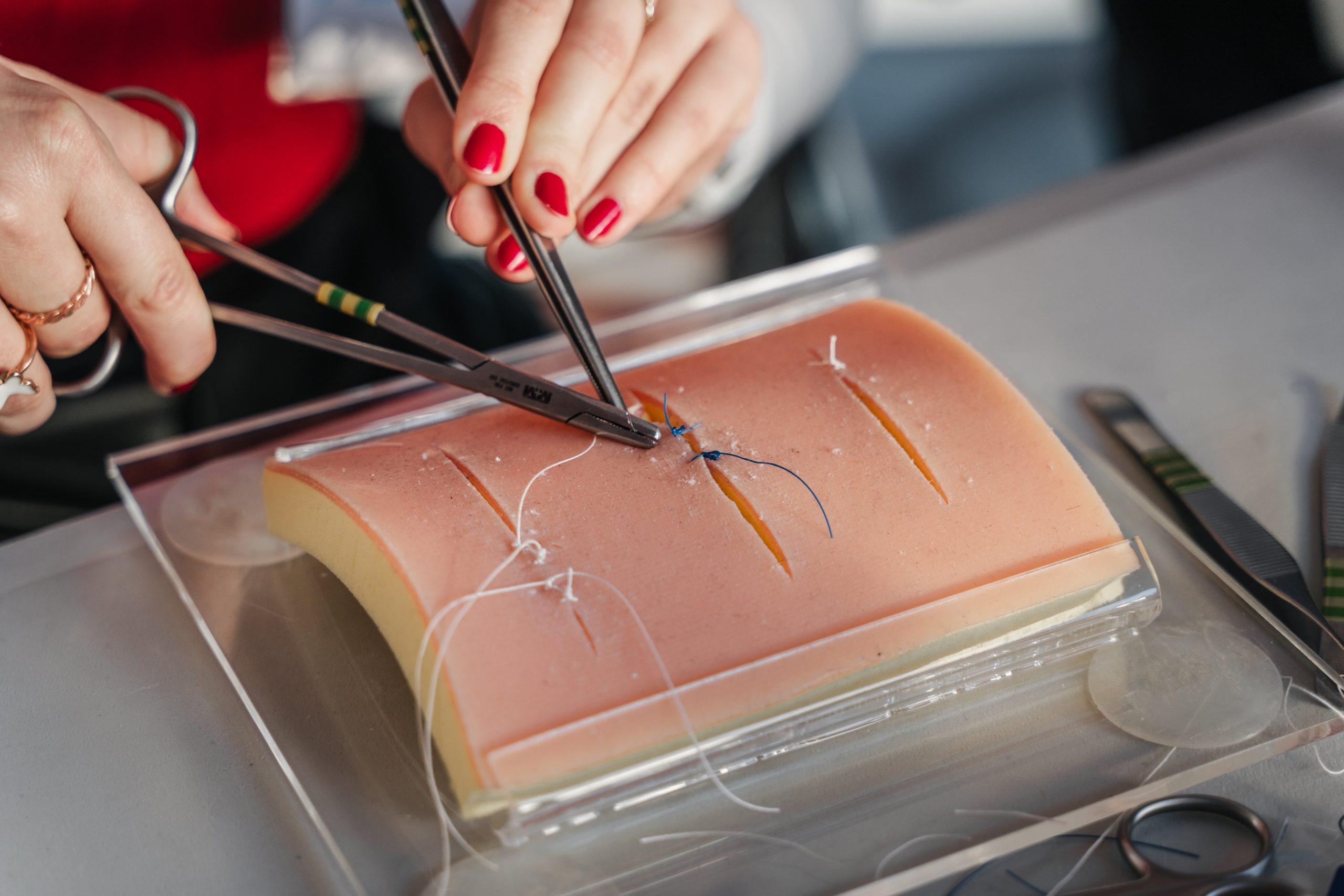 SILICONA DE ADICION CURADA CON PLATINO medic,student,practising,wound,stitching,on,a,silicon,model